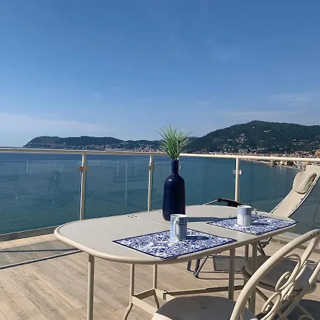 Penthouse With A Sea View In דירה *