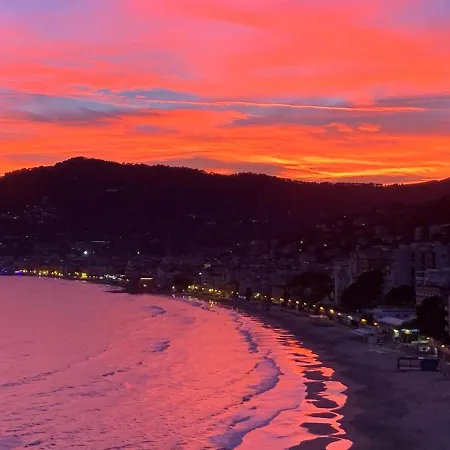 Lägenhet Penthouse With A Sea View In Alassio