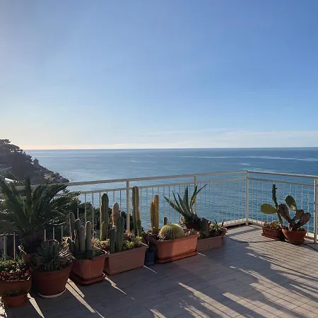 Penthouse With A Sea View In Lägenhet Alassio
