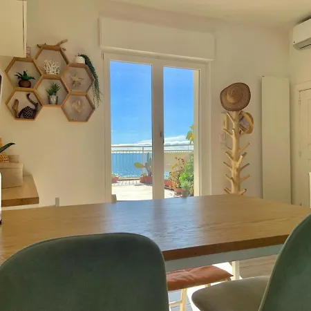 Penthouse With A Sea View In Lägenhet Alassio