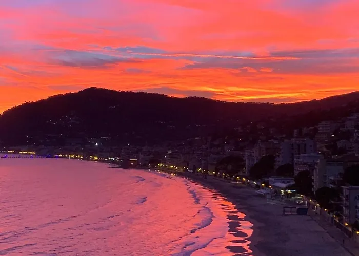 Penthouse With A Sea View In Lägenhet Alassio