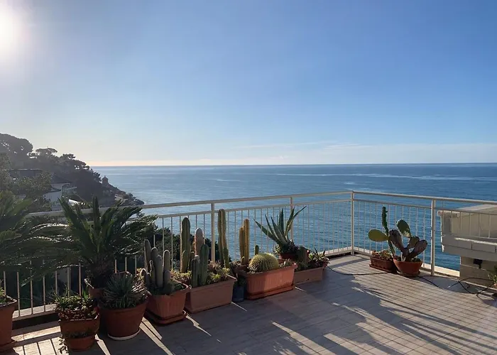 Penthouse With A Sea View In Lägenhet Alassio