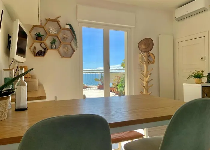 Penthouse With A Sea View In Lägenhet Alassio