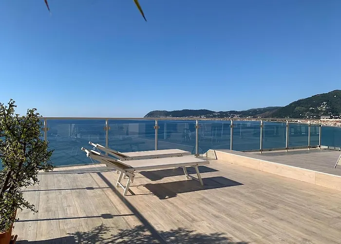 Penthouse With A Sea View In Lägenhet Alassio